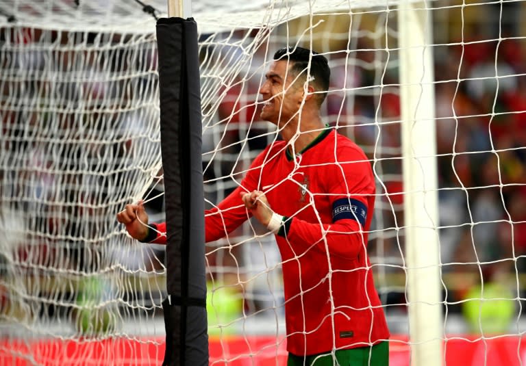 Auteur d'un doublé contre l'Irlande le 11 juin 2024 à Aveiro pour l'ultime match de préparation du Portugal avant l'Euro-2024, Cristiano Ronaldo veut "viser le ciel" et dit "rêver" d'un nouveau sacre continental après celui de 2016 (MIGUEL RIOPA)