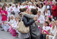 Dos chicas besándose en Marsella, 23 de octubre de 2012, delante de una manifestación contra el matrimonio entre parejas del mismo sexo, organizado por la asociación Alliance Vita. (AFP/ Gérard Julien)