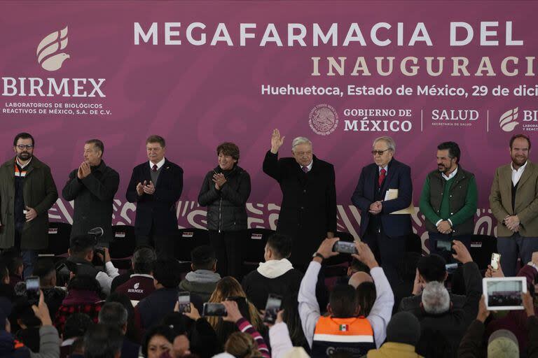 El presidente Andrés Manuel López Obrador saluda a sus simpatizantes al llegar a la 