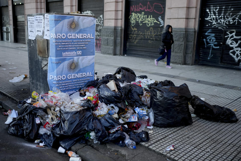 La basura que los trabajadores de la ciudad no han recogido se acumula afuera de la Estación Constitución junto a las tiendas que están cerradas debido a una huelga general contra las reformas del presidente Javier Milei en Buenos Aires, Argentina, el jueves 9 de mayo de 2024.(AP Foto/Natacha Pisarenko)