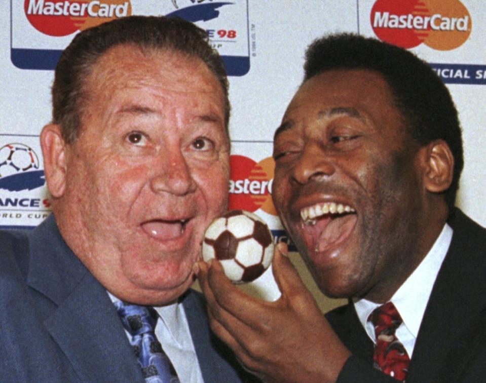 ARCHIVO - Pelé y Just Fontaine (izquierda) posan juntos el 5 de julio de 1998 en París. Fontaine, la estrella del fútbol francés que ostenta el récord de goles en un Mundial con sus 13 tantos en el de Suecia en 1958, ha fallecido. Tenía 89 años. (AP Foto/Jacques Brinon)