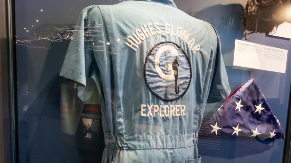 Overoles y bandera de la exposición de Howard Hughes