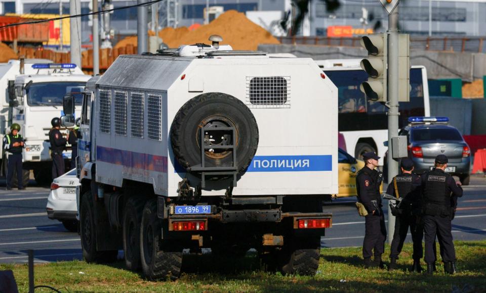 2023年6月24日，安全人員在俄羅斯莫斯科的一個崗哨進行交通管制。路透社