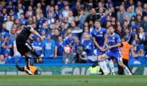 Britain Soccer Football - Chelsea v Leicester City - Barclays Premier League - Stamford Bridge - 15/5/16 Danny Drinkwater scores the first goal for Leicester City Reuters / Eddie Keogh