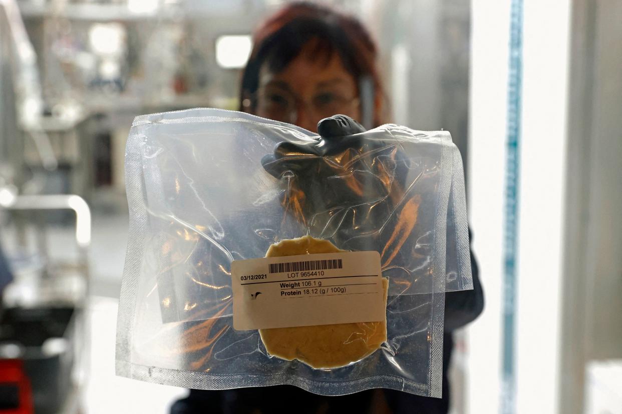 Un technicien présente une viande de poulet cultivée en laboratoire au sein de la startup alimentaire SuperMeat, en Israël (Photo by JACK GUEZ / AFP) (Photo by JACK GUEZ/AFP via Getty Images)