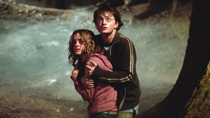 Harry holds Hermione in Harry Potter and the Prisoner of Azkaban (2004), directed by Alfonso Cuarón.