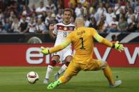 Mario Goetze (L) of Germany attacks Brad Guzan of the U.S. during their international friendly soccer match in Cologne, Germany June 10, 2015. REUTERS/Ina Fassbender