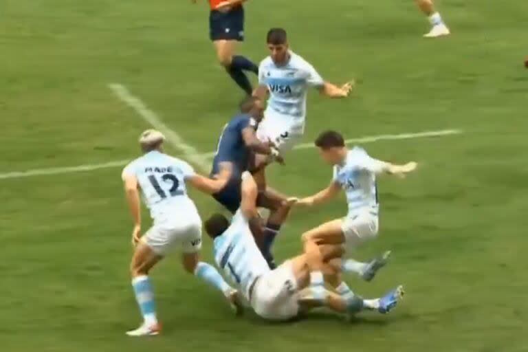 La acción en la que Marcos Moneta sufre la fractura en el peroné derecho, durante el partido de los Pumas 7s frente a Estados Unidos, en el Seven de Hong Kong