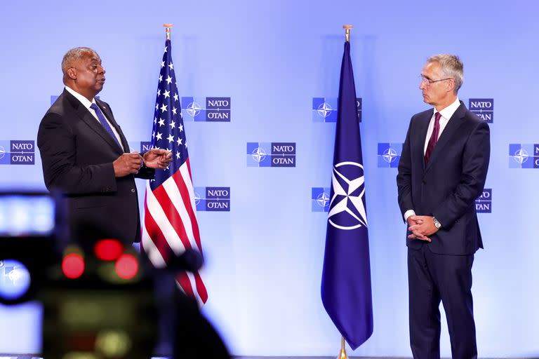 El secretario general de la OTAN, Jens Stoltenberg, a la derecha, y el secretario de defensa de Estados Unidos, Lloyd J. Austin III, participan en una conferencia de medios en una reunión de ministros de la OTAN en la sede de la OTAN en Bruselas, el jueves 13 de octubre de 2022.  (AP Foto/Olivier Matthys)
