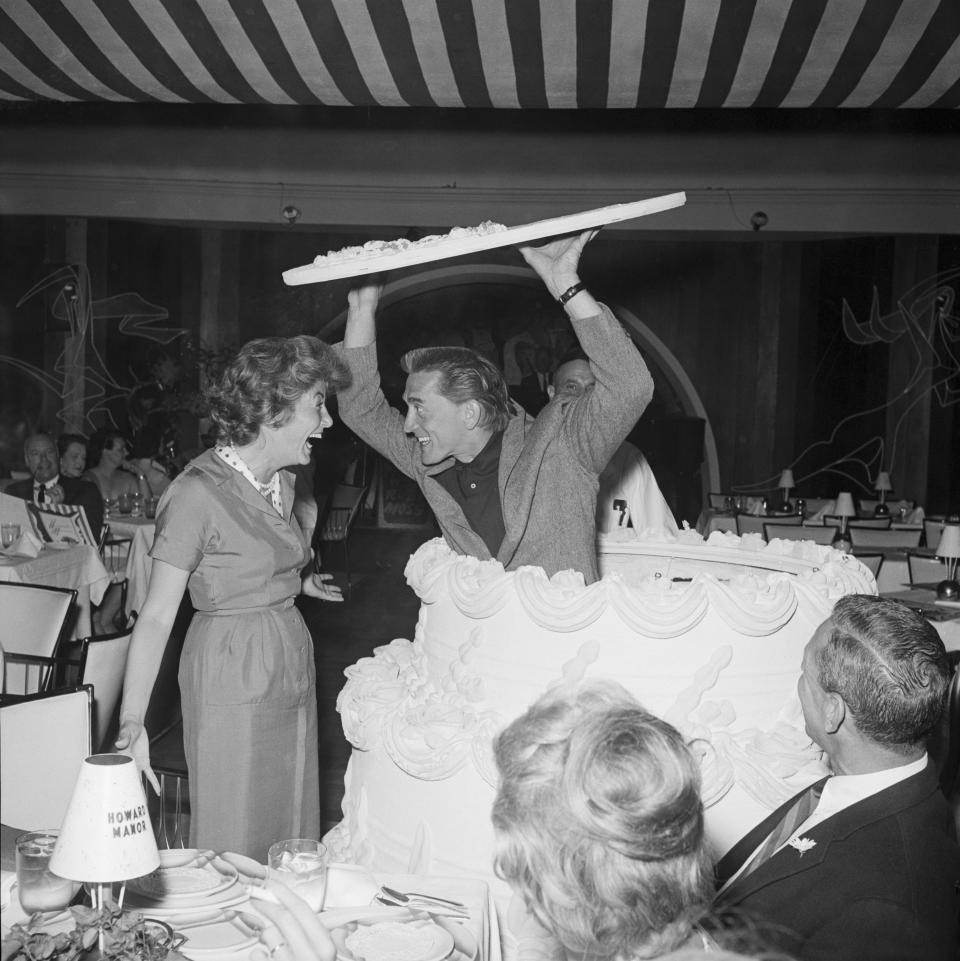 La estrella contrajo matrimonio en 1954 con Anne Buydens y con ella ha permanecido hasta el final de sus días. En 1959 el intérprete sorprendió a su esposa saliendo de su tarta de cumpleaños. (Foto: Getty Images)