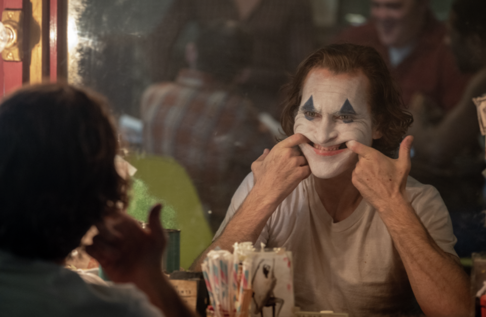 Joaquin Phoenix puts on a happy face as Arthur Fleck/Joker in 'Joker.' (Photo: DC/Warner Bros.)