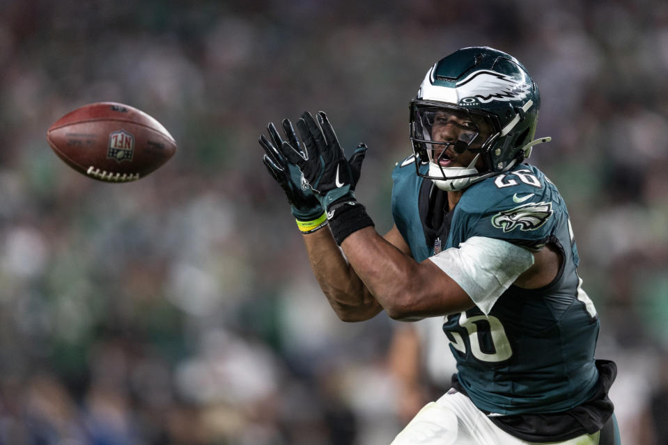 PHILADELPHIA, PENNSYLVANIA - 16 SEPTEMBER: Saquon Barkley #26 dari Philadelphia Eagles mencoba menyelesaikan operan selama pertandingan sepak bola NFL antara Philadelphia Eagles dan Atlanta Falcons di Lincoln Financial Field pada 16 September 2024 di Philadelphia, Pennsylvania. (Foto oleh Michael Owens/Getty Images)