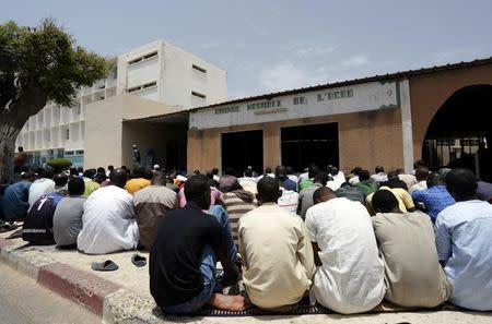 Students sit outside the Grand Mosque de l’Vead, a Salafist mosque of the Anta Diop University in Dakar, Senegal, May 4, 2017. REUTERS/Mikal McAllister