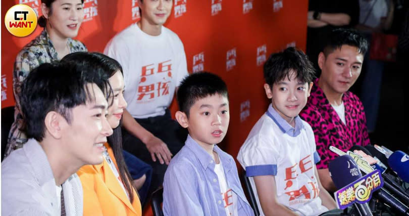 彭裕愷（右二）、李星緯（右三）在《乒乓男孩》飾演桌球隊選手。（圖／趙文彬攝）