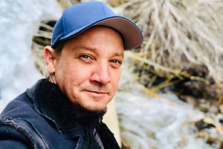 Tras sufrir un accidente con una máquina quitanieve, Jeremy Renner permanece internado en estado crítico