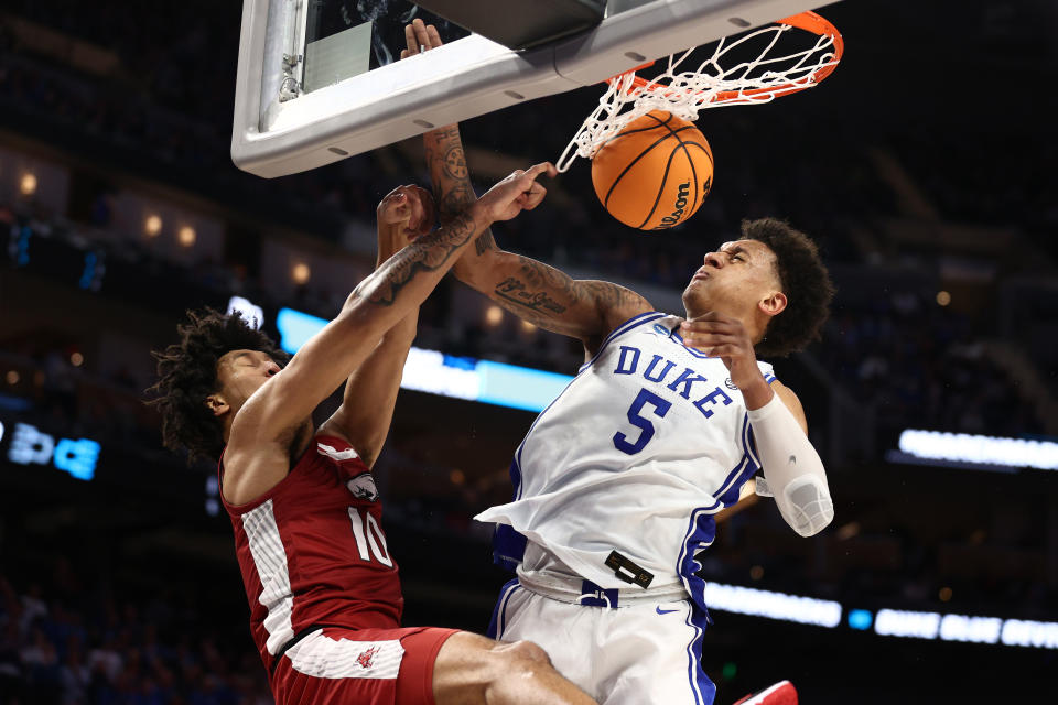 Jaylin Williams of the Arkansas Razorbacks dunks the ball over Paolo Banchero of the Duke Blue Devils