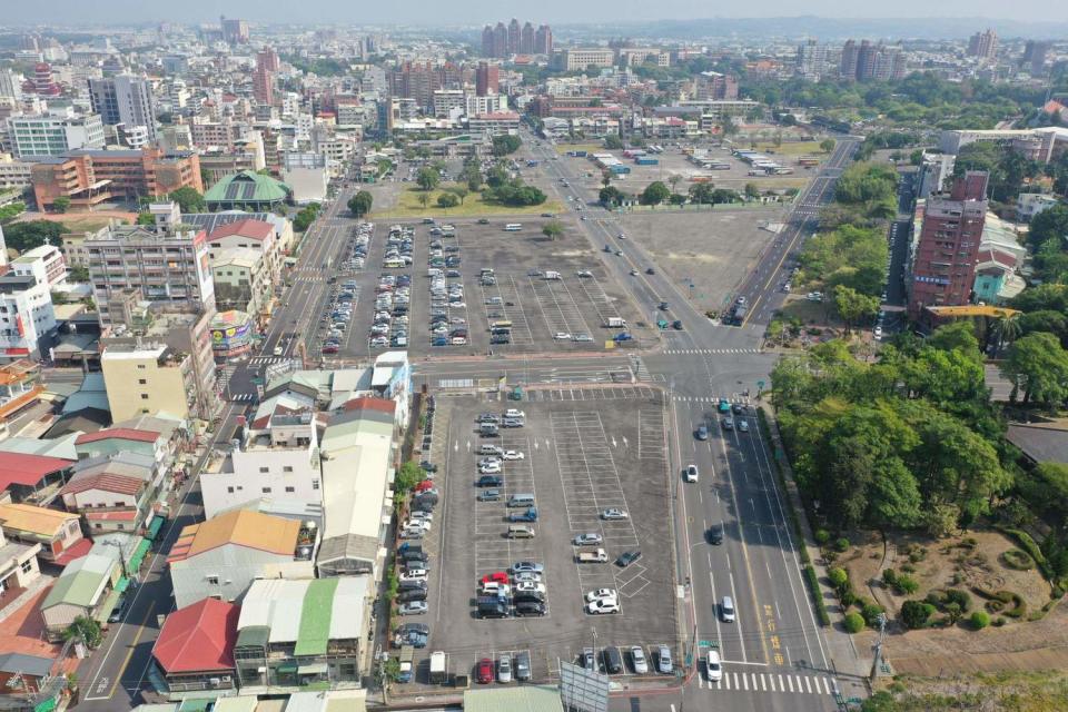 嘉義市原建國二村眷戶遷移後，目前暫時規劃為停車場。   圖：嘉義市政府/提供