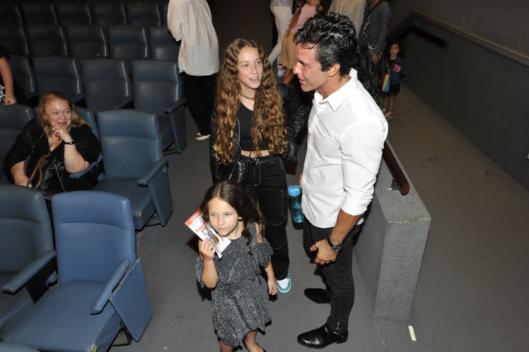 Mariano Martínez y sus hijas en el debut de Tom, Dick y Harry