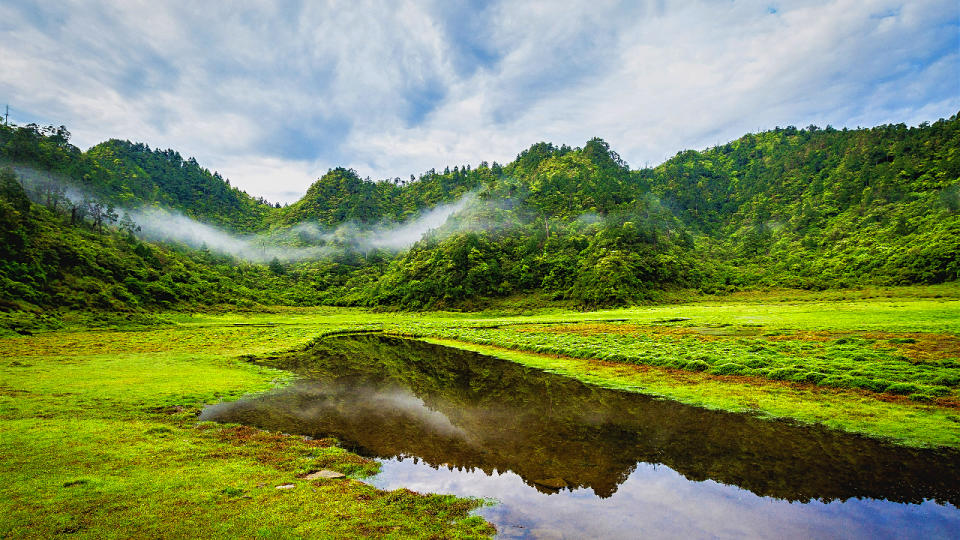 ▲雲霧繚繞的松蘿湖。（圖／Tripbaa趣吧！旅遊平台）