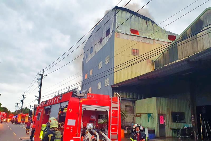 桃園市政府消防局表示，火災現場為地上四層的鐵皮結構建築物，起火層位於第二、三層，消防隊員抵達現場後，三樓夾層已開始燃燒，現場沒有危險物品，幸好員工在第一時間都已疏散，所以未造成人員傷亡。（圖／桃園市政府消防局提供）