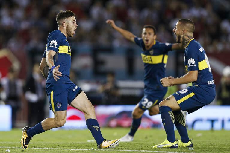 Nahitan Nández celebra un gol en el Monumental frente a River, en 2017