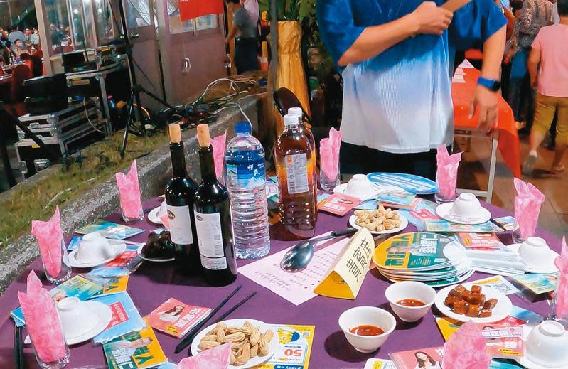 不只涉超收電費，林勝東去年辦了1場攤商聯誼餐會，也被質疑浮報紅酒支出。圖為該場餐會現場擺放的紅酒（黃圈處）。（環南市場攤商提供）