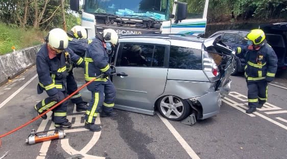 聯結車追撞4輛自小客車，造成5人受傷。（圖／東森新聞）