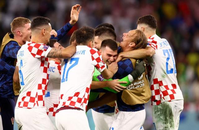 Soccer-Croatia oust favourites Brazil 4-2 on penalties to reach 