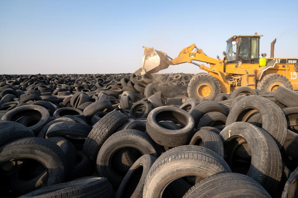 科威特清理超大「輪胎墳場」4千萬廢胎回收再利用，圖片來源：RUETERS