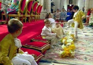 <p>Al nieto mayor de Juan Carlos y Sofía lo empezamos a conocer en la boda de sus tíos, los ahora reyes Felipe y Letizia. En medio de la ceremonia, celebrada el 22 de mayo de 2004 en la Catedral de la Almudena, Froilán se levantó y le propinó una patada a su prima Victoria López de Quesada y Borbón Dos-Sicilias. Fue el momentazo del enlace. (Foto: RTVE). </p>