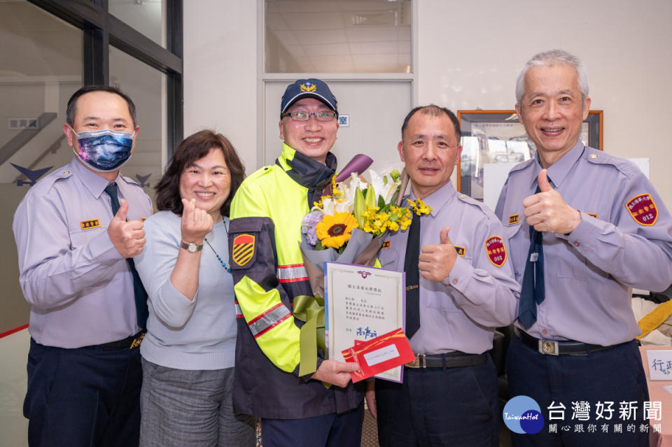 清華大學駐警人員恭賀今年獲得績優行政人員獎勵的同仁。