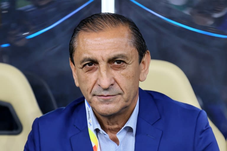 El entrenador argentino Ramón Díaz, antes del comienzo de la semifinal de la Liga de Campeones de Asia entre Al Duhail y Al Hilal, en el estadio al-Thumama de Doha, el 26 de febrero de 2023 (Karim Jaafar)