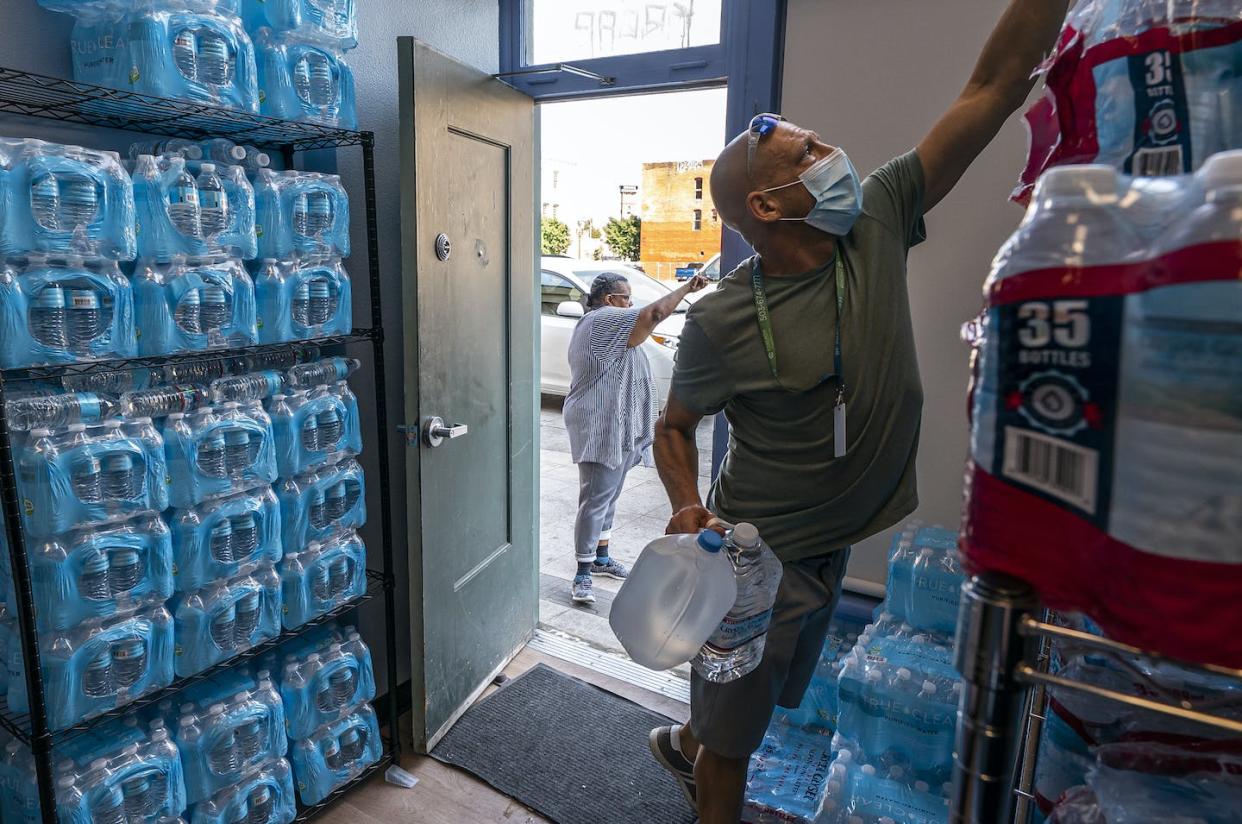 Volunteers pick up water to deliver to homeless people during a 2021 heat wave. <a href="https://newsroom.ap.org/detail/NorthwestHeatWave/5811cb2415d048d584b0162ec7011a61/photo" rel="nofollow noopener" target="_blank" data-ylk="slk:AP Photo/Nathan Howard;elm:context_link;itc:0;sec:content-canvas" class="link ">AP Photo/Nathan Howard</a>