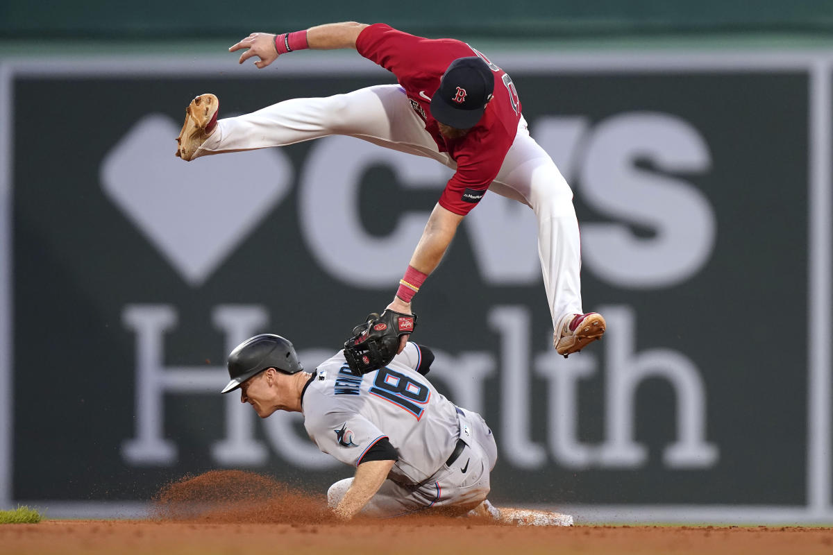 Marlins' Yuli Gurriel scratched vs. Red Sox after taking grounder