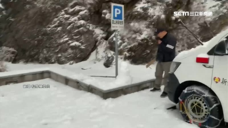 民眾開心上山一睹雪景。（圖／松雪樓提供）