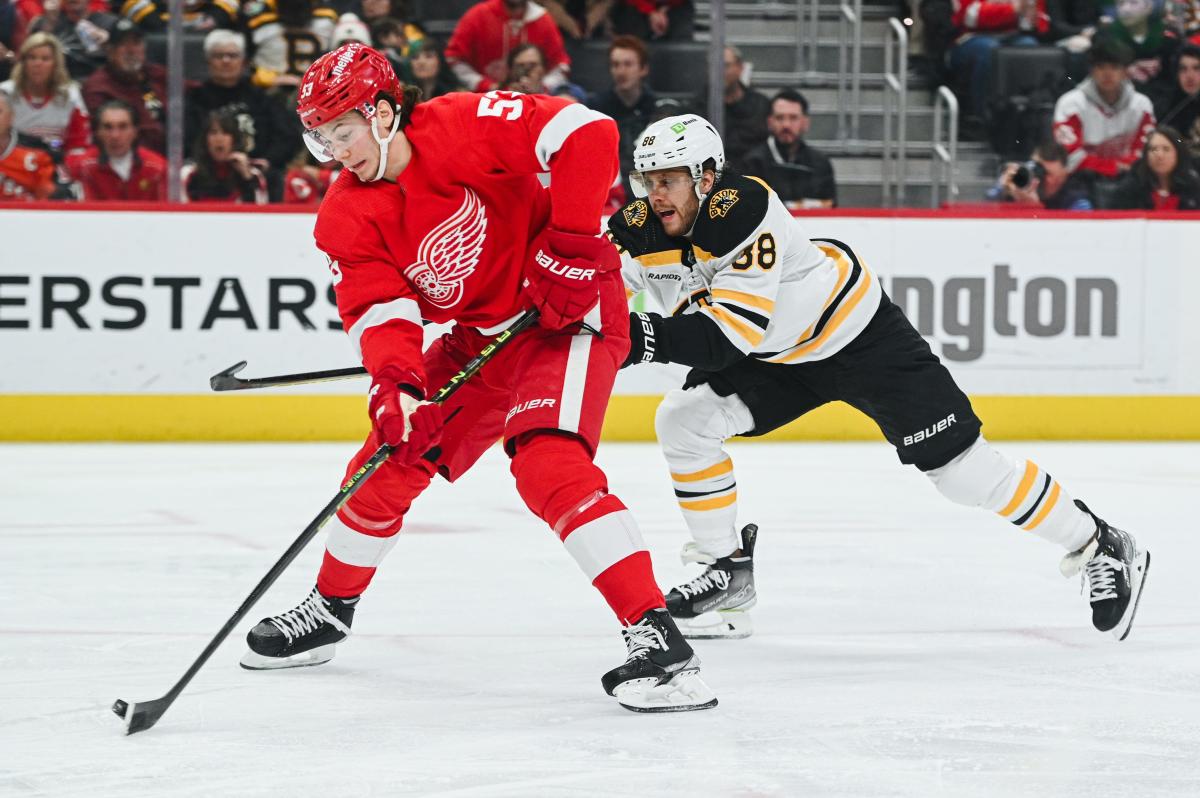 Detroit Red Wings score 4 early, hold on for 53 win over Boston Bruins