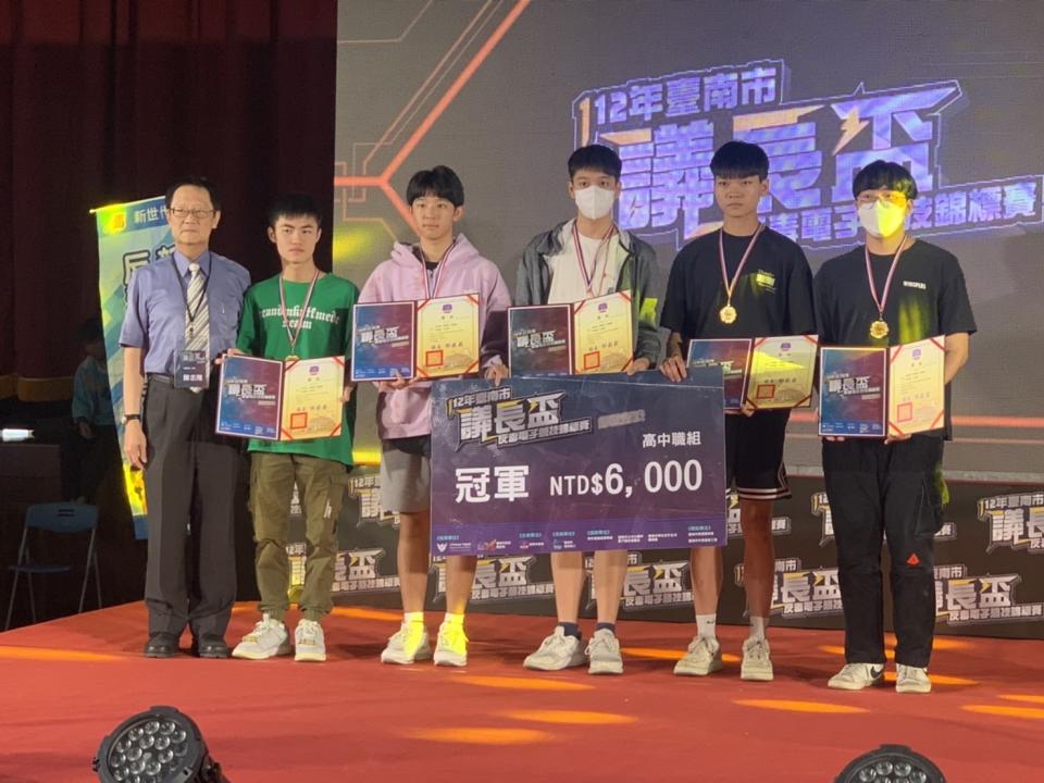 台南二中團隊獲得台南市議長盃反毒電子競技錦標賽高中職組冠軍。（記者施春瑛攝）