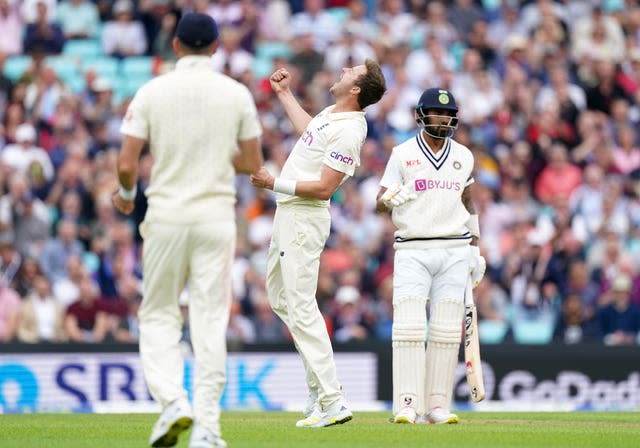 Ollie Robinson, centre, celebrates the wicket of KL Rahul 