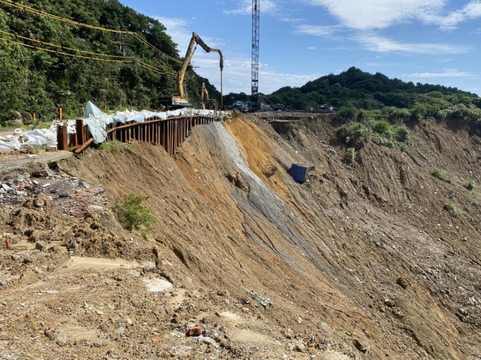 槓子寮大規模走山迄今三個多，議員會促加快復原(上)，市府在掩埋場挖出各式營建廢棄物(下)。(記者王慕慈攝)