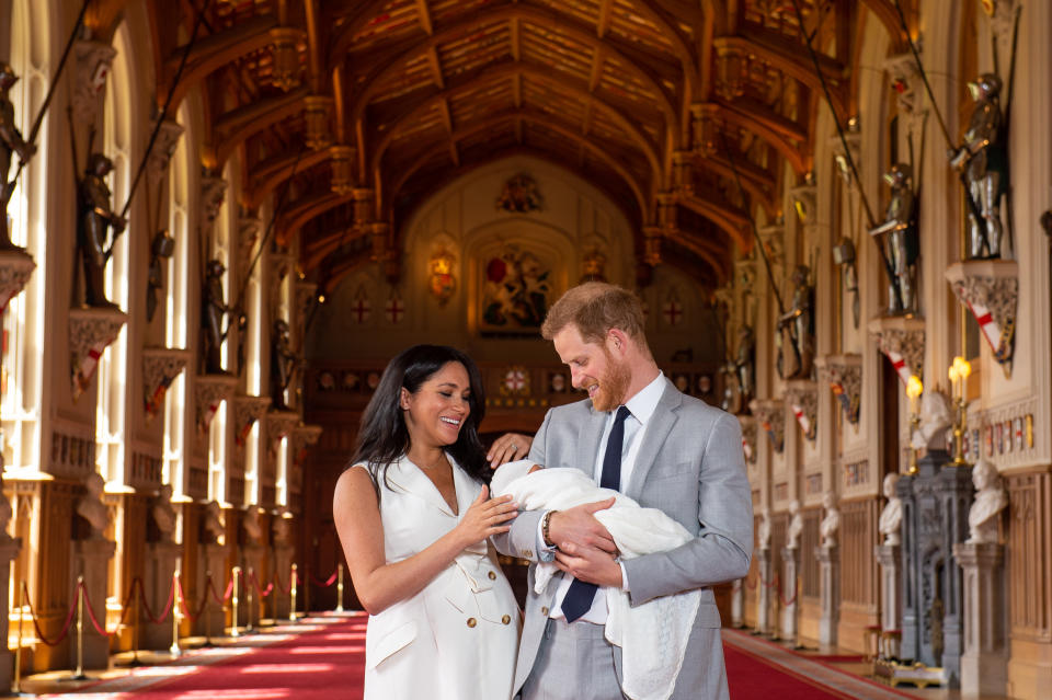 WINDSOR, ENGLAND - MAY 08: Prince Harry, Duke of Sussex and Meghan, Duchess of Sussex, pose with their newborn son during a photocall in St George's Hall at Windsor Castle on May 8, 2019 in Windsor, England. The Duchess of Sussex gave birth at 05:26 on Monday 06 May, 2019. (Photo by Dominic Lipinski - WPA Pool/Getty Images)