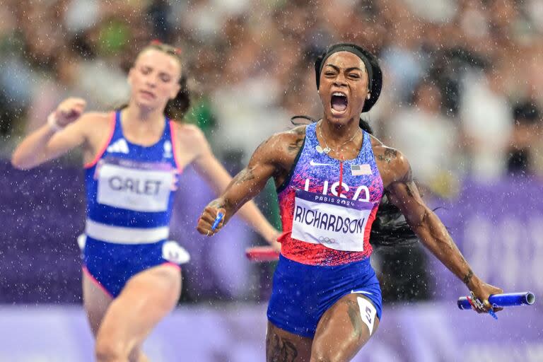  La estadounidense Sha'Carri Richardson cruza la línea de meta para ganar la final femenina de relevos 4x100m