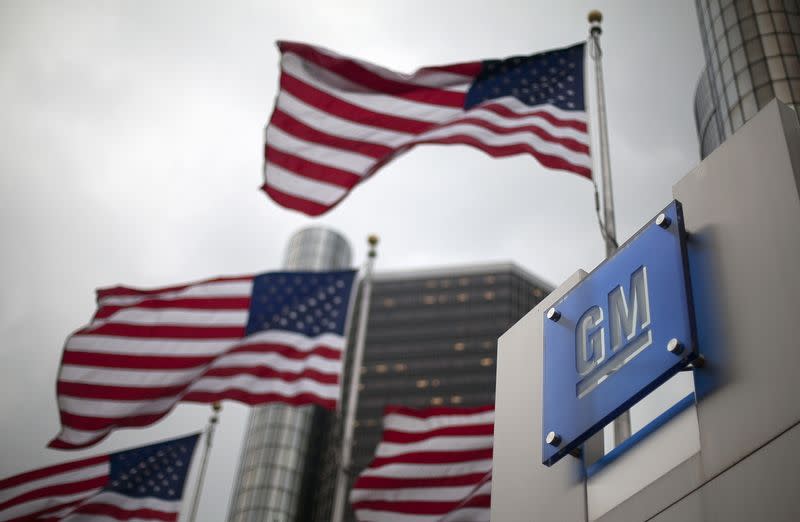 FOTO DE ARCHIVO. Banderas ondean detrás de un cartel de General Motors Corp en el centro de Detroit