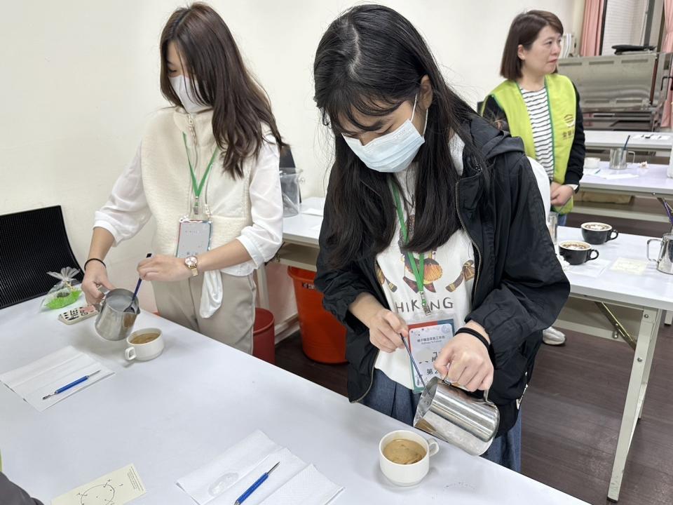 國中生體驗觀光科Latte Art咖啡拉花