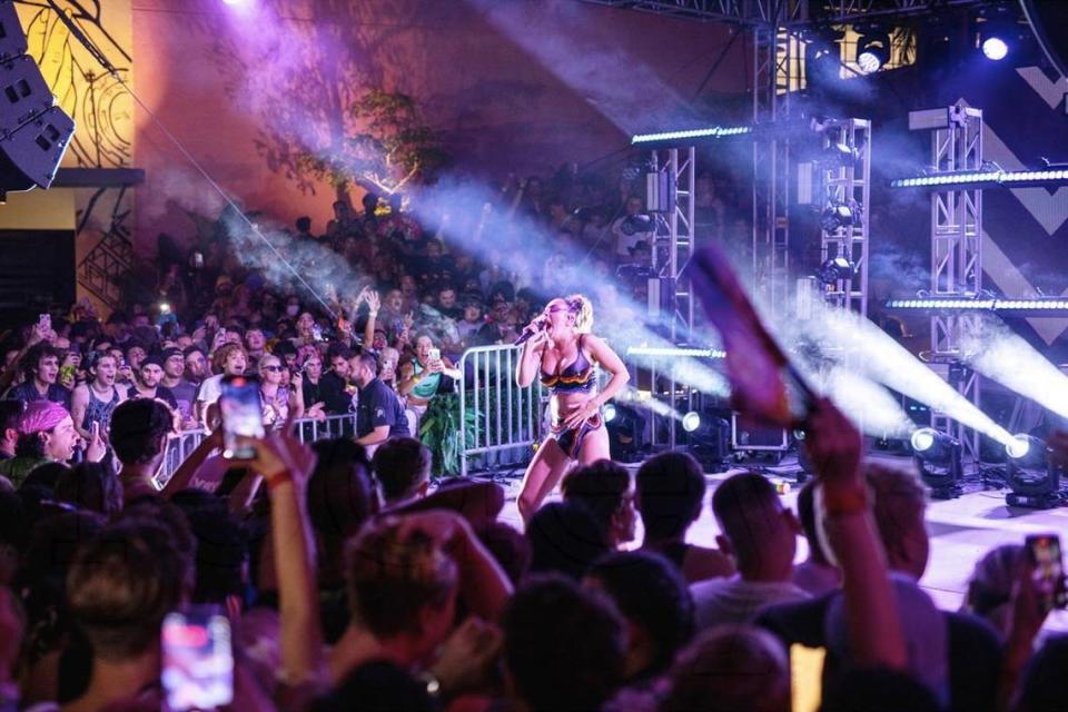 La cantante pop Charli XCX actúa en el Wynwood Pride 2021.