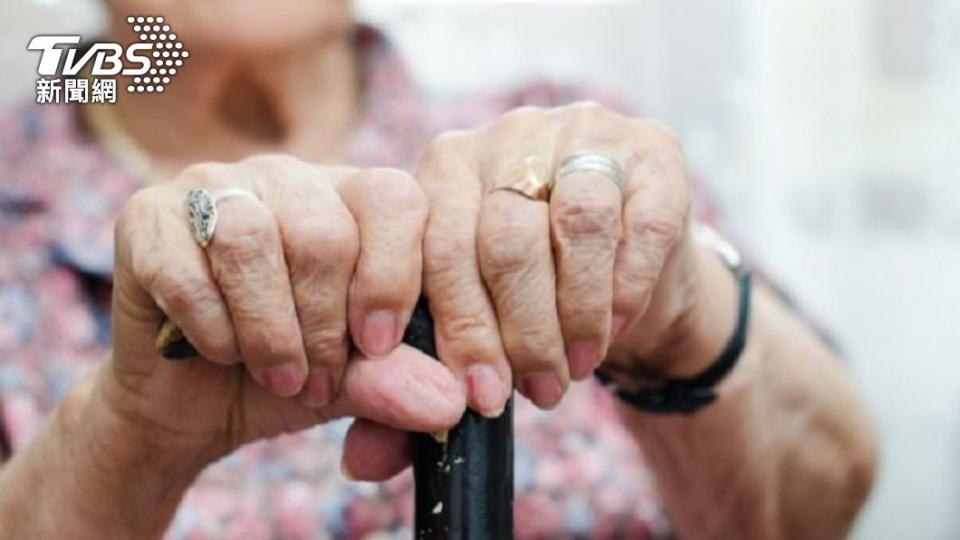 人妻提到先生是獨生子且公公已過世只剩婆婆一人。（示意圖／shutterstock達志影像）