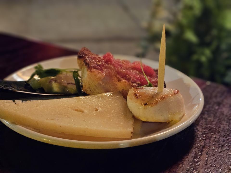 <p>Galaxy S23 Plus camera sample: A scallop, a slice of cheese and assorted vegetables on a plate with the background blurred out.</p>
