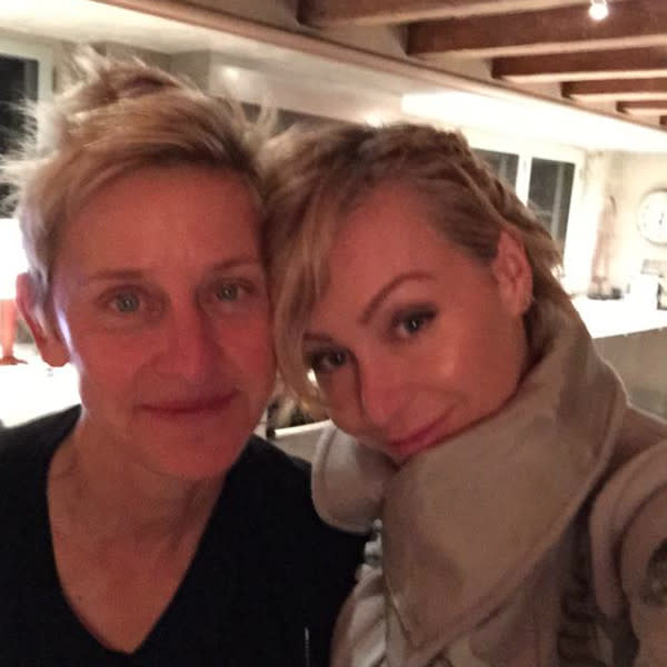 Ellen DeGeneres e Portia de Rossi: a apresentadora e a atriz, famosa por seu personagem em “Arrested Development”, começaram a se relacionar em 2004 e oficializaram o relacionamento em 2008. O casal já foi eleito um dos mais influentes do showbiz por publicações como a Time e a Out, voltada para o público LGBT. (Reprodução/ Instagram)