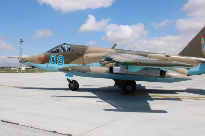 An Azeri Air Force Su-25 fitted with an EL/L-8222 pod. <em>Author's image</em>