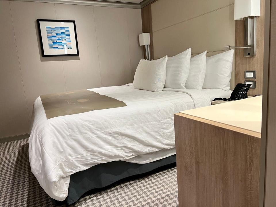 Bed in Interior Stateroom-37-Holland America Line-Rotterdam