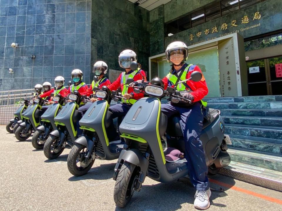 邁向零廢氣排放公部門以身作則，中市交通局停管員騎電動機車開單。（圖：中市府提供）